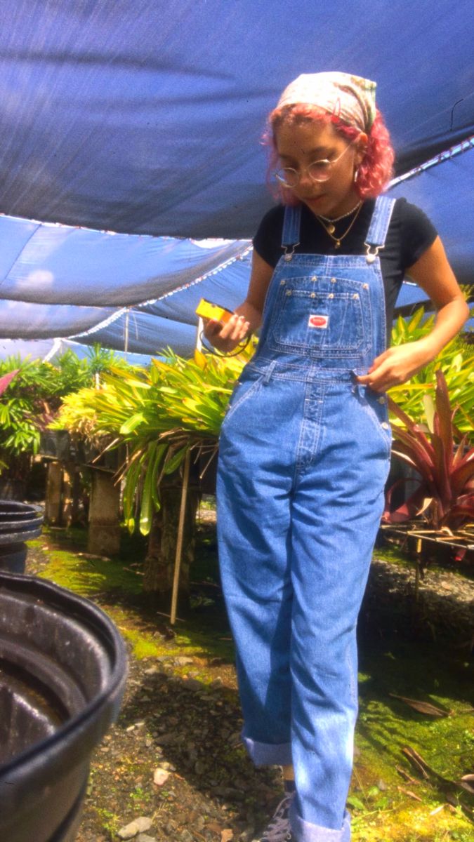 Gardening Outfit Summer, Working In The Garden Outfit, Overalls 80s Outfit, Overalls Outfit Cottagecore, Baggy Overalls Aesthetic, Aesthetic Farm Outfit, 70s Cottagecore Fashion, Farming Aesthetic Outfit, Gardening Outfits For Women Summer