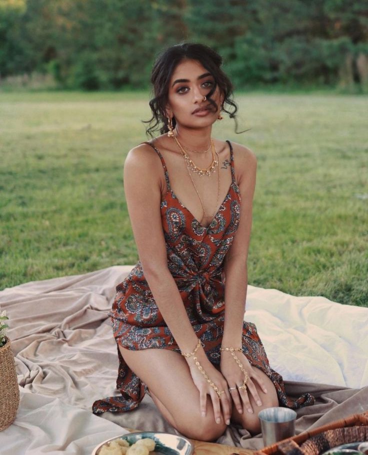 Cute Short Dresses, Boho Summer Outfits, Indian Photoshoot, New Hairstyle, Beautiful Dresses Short, Hair Colours, Indian Aesthetic, Hair Bun, Bob Haircut