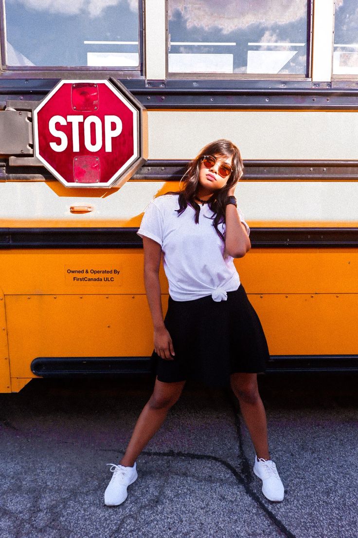 School Bus Photoshoot, Bus Photoshoot, Maxi Skirt Style, Stop Sign, Minimal Look, School Photography, Floral Maxi Skirt, Midi Length Skirts, Bus Stop