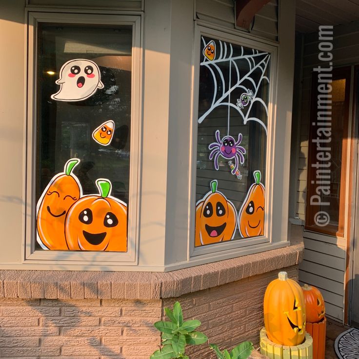 halloween decorations are displayed in the windows of a store