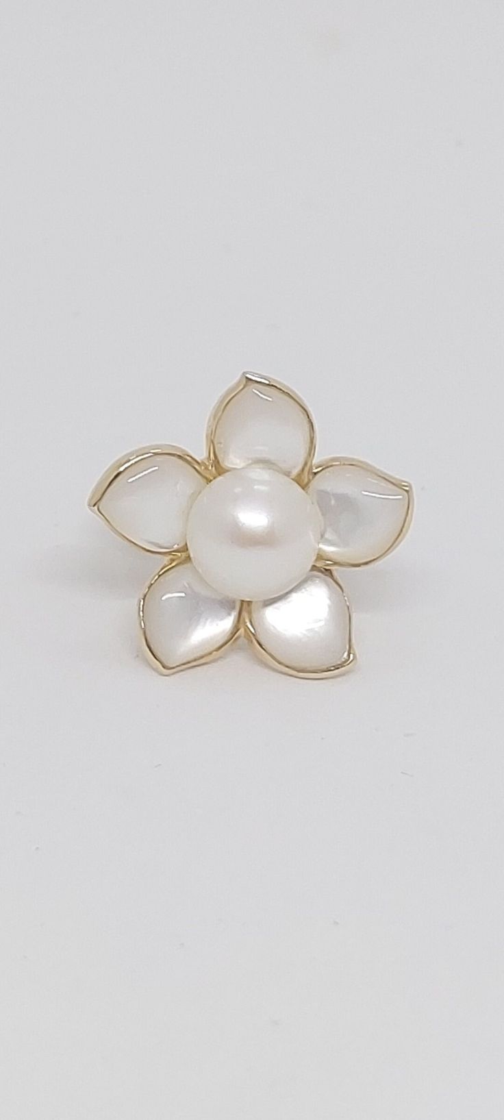 WHITE Mother of Pearl Flowers 14K Yellow Gold Ring. Freshwater Pearl Flower Ring. Pearl Flower Ring Sze 7. MOP Flower LOVER Ring. Product Info: -Stone: Mother of Pearl / Freshwater Pearl -Stone Color: White. -Flower Measures: 24x24mm -Pearl Size: 8mm -Metal: 14k Solid Yellow Gold. -Ring size: 7 -Nice Gift Box Included. White Flower Shape Jewelry For Anniversary, White Flower-shaped Anniversary Jewelry, White Flower-shaped Jewelry For Formal Occasions, Formal White Flower-shaped Jewelry, Classic White Flower Ring For Wedding, Fine Jewelry White Pearl Ring Stamped 14k, White Pearl Ring Stamped 14k, White Flower Ring For Formal Occasions, White Fine Jewelry Flower Ring For Formal Occasions