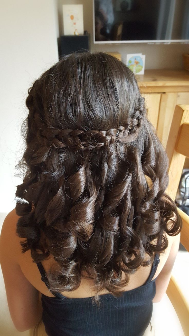 15 Hairstyles With Crown Short Hair, Quince Hairstyles For Short Layered Hair, Hairstyles For Sisters Quince, Short Curled Hairstyles Prom, Short Hair For Quinceanera, Sweet 16 Hairstyles For Short Hair, Quincera Hairstyles For Short Hair, Cute Hairstyles For Damas, Short Curly Hairstyles For Quinceanera