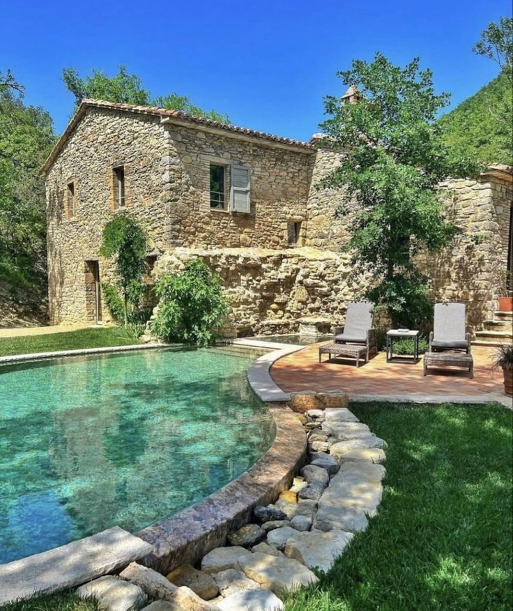 Garden pool Italian Cottage, Mediterranean Travel, Italy House, Italian House, Umbria Italy, Italian Home, Travel Magazine, Puglia Italy, Countryside House