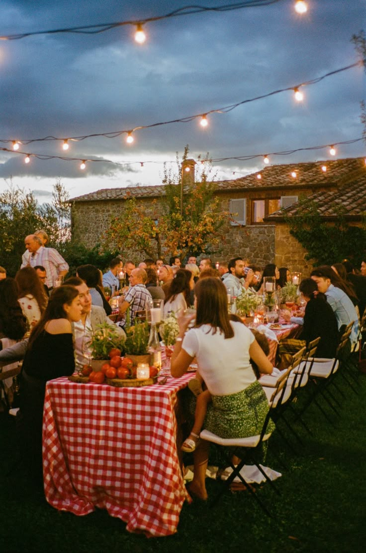 people seated at a table underneath purple clouds Pizza Party Rehearsal Dinner, Tuscany Italy Wedding, Pizza Wedding, Outdoor Rehearsal Dinner, Wedding On Film, Backyard Dinner Party, Diner Party, Italian Dinner Party, Italian Party