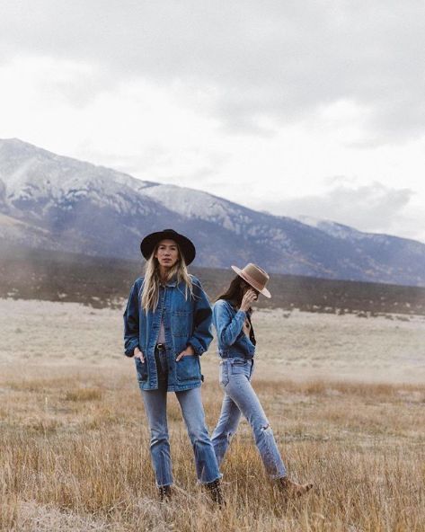 Rancher Photography, Peru Outfits, Mountain Cowgirl, Horseback Riding Outfit, Ranch Outfits, Yellowstone Outfits, Chic Hat, Hippie Cowgirl, Horseback Riding Outfits