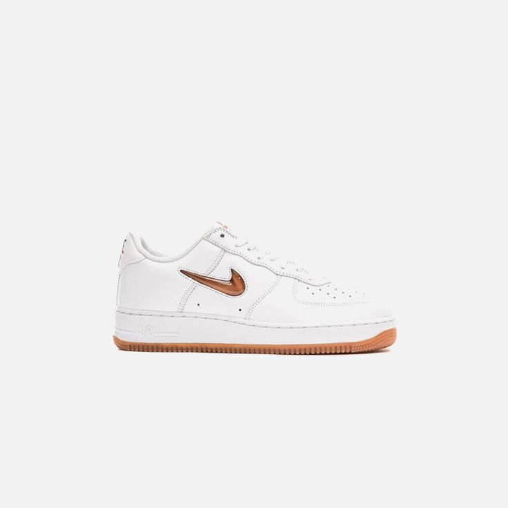 Air Force 1 Low Retro silhouette Leather upper Padded collar Perforated toe box Embroidered Nike branding on tongue Bubble swoosh on side panels AF1 branding on front  Flat cotton laces Air sole unit   Style: nkfn5924-103 Color: White / Bronze / Gum / Medium Brown Material: Synthetic Leather Retro Silhouette, Nike Branding, Embroidered Nike, Nike Air Force 1 Low, Air Force 1 Low, Side Panels, Medium Brown, Nike Air Force 1, Cotton Lace