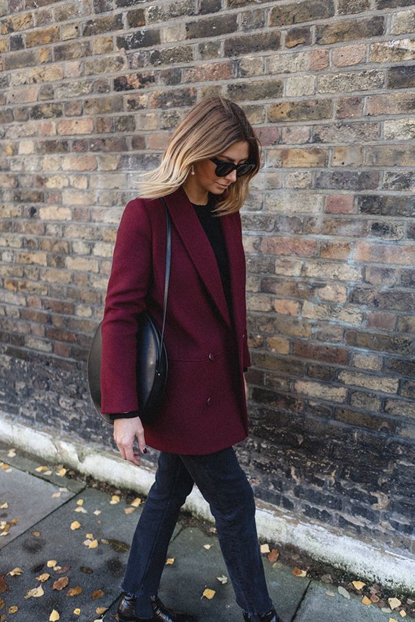 Emma Hill wears berry coat by Sezane Maroon Coat Outfit, Maroon Blazer Outfit, Blazer Outfit Ideas For Women, Burgundy Blazer Outfit, Maroon Coat, Blazer Outfit Ideas, Emma Hill, Maroon Blazer, Burgundy Outfit