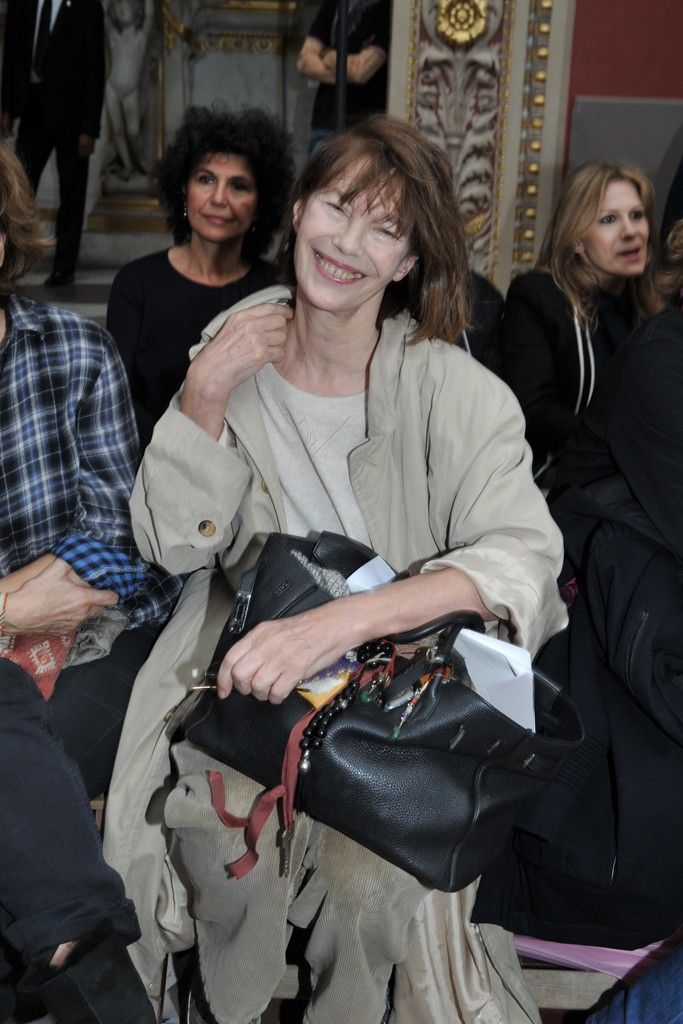 Jane Birkin Wearing Birkin Bag, Jane Birkin And Her Bag, Slouchy Birkin, Jane Birkin Bag, Jane Birkin Style, Celebrity Style Icons, Serge Gainsbourg, Charlotte Gainsbourg, Leather Weekender Bag