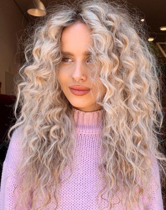 Silver Blonde Curly Hair, Ashy Curly Hair, Silver Curly Hair, Coloring Curly Hair, Tones Of Blonde, White Curly Hair, Hair Color Ideas For 2023, Dark Silver Hair, Curly Silver Hair