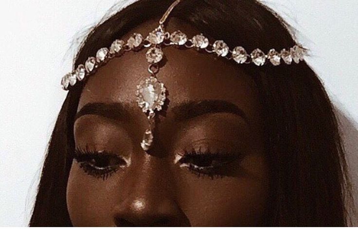 Eye-Catching Chain Hair Ideas Royalty Aesthetic, Royal Aesthetic, Dark Skin Beauty, Head Jewelry, Head Piece, Horror Story, Black Is Beautiful, Beauty Skin, Headpiece