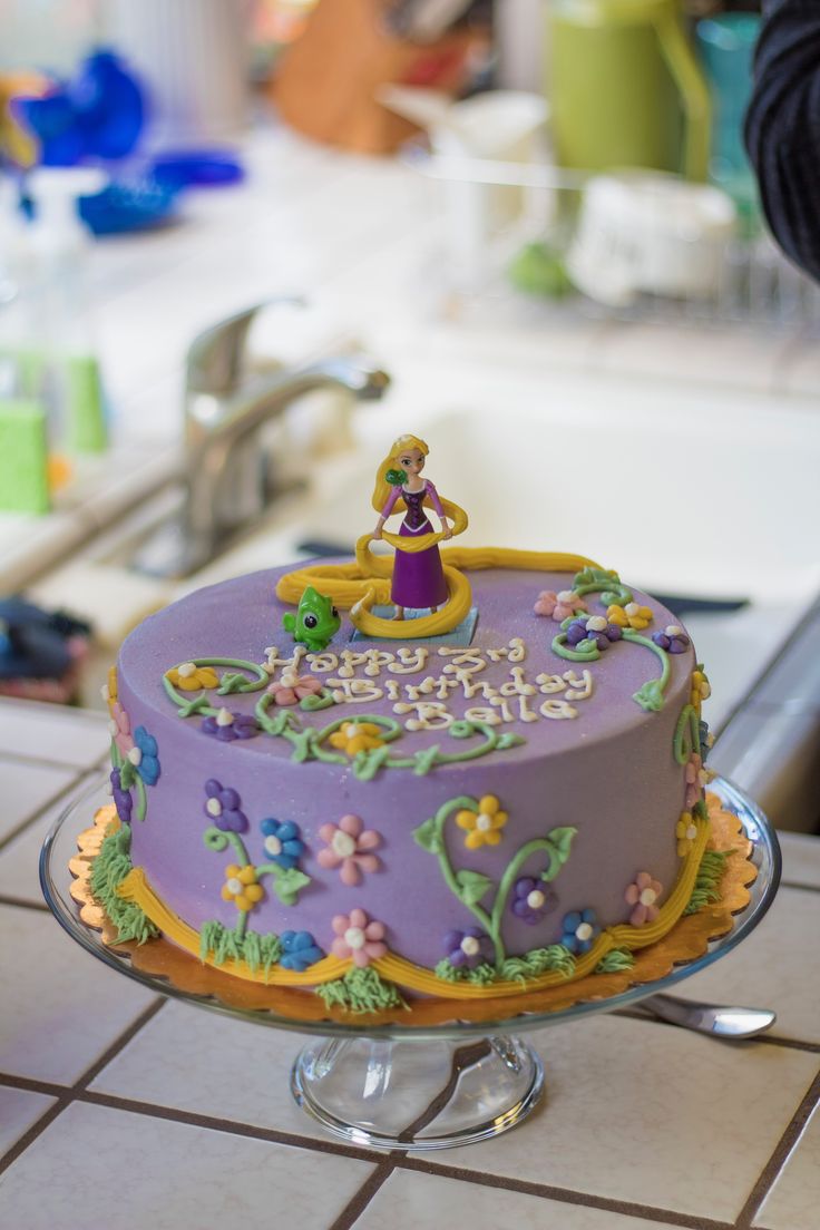 a birthday cake decorated with an image of a princess