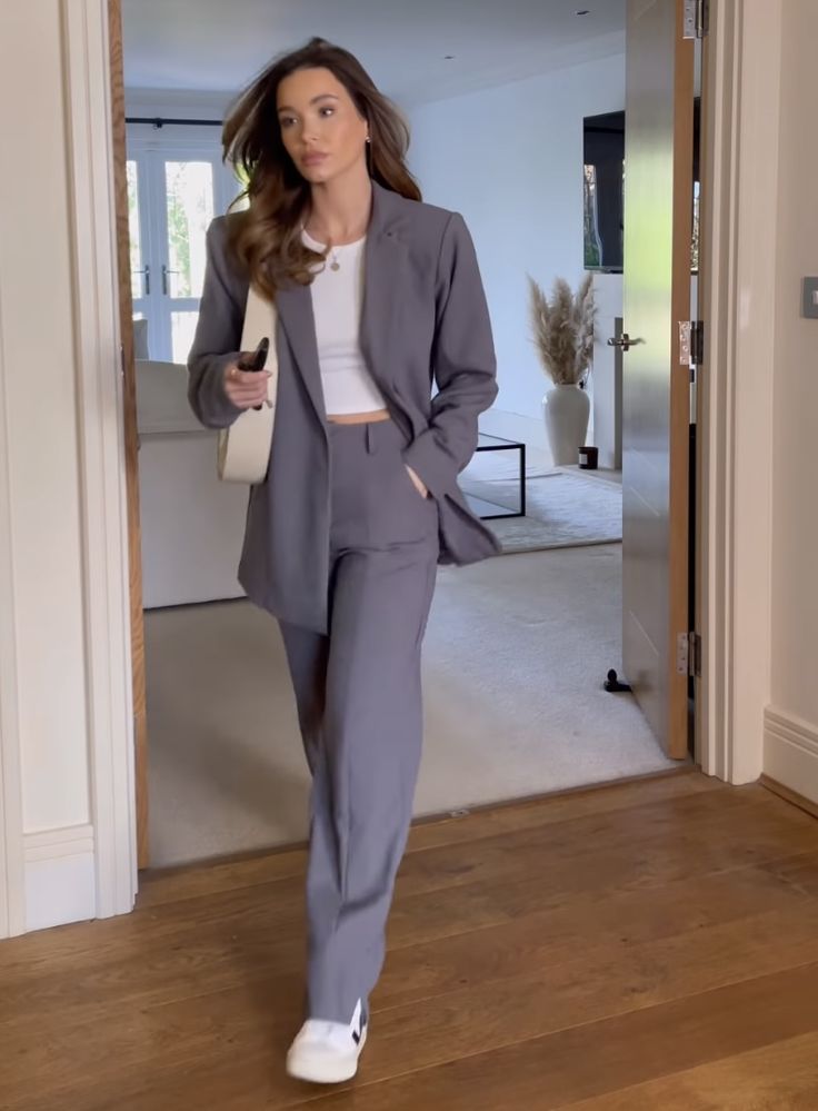 Elegant Business Outfit Office Wear, London Corporate Fashion, Old Money Attire, Lillie Grace Outfits, Boss Lady Outfit Business, Business Suits For Women Boss Lady, Lawyer Outfit Aesthetic, Grey Blazer Outfit Women, Lady Boss Outfit