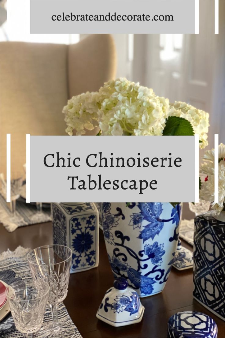 centerpiece with text overlay chic chinoiserie tablescape Blue Willow Tablescapes, Chinoiserie Dining Table, Chinoiserie Centerpiece, Chinoiserie Tablescape, White And Blue Tablescape, 1920s Living Room, Dark Wood Dining Room, Blue And White Tablescapes, Blue And White Dining Room