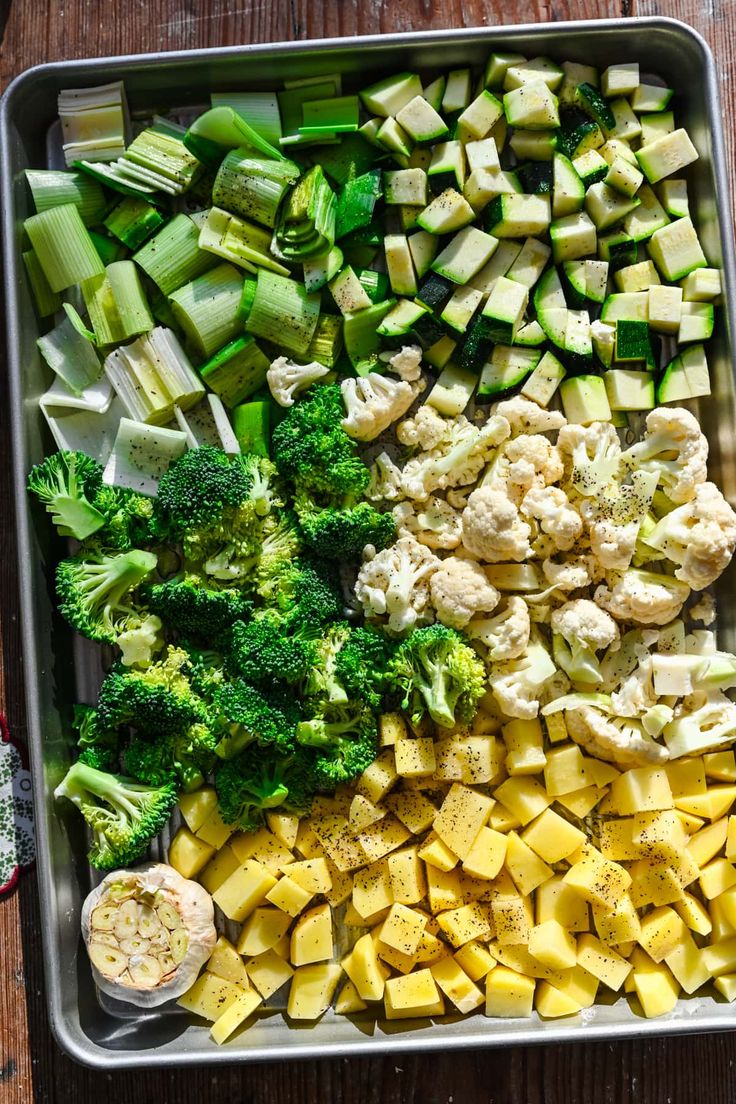 there are many different types of vegetables in the tray