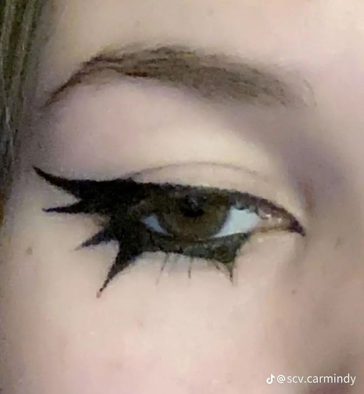 Soft Goth Eyeliner, Emo Eye Makeup Eyeliner, Eyeliner Goth Ideas, Eyeliner Inspo Goth, Goth Makeup Looks Eyeliner, Makeup Alt Goth, Puppy Liner Alt Makeup, Eyeliner Styles Alt, Alt Eyeliner Ideas