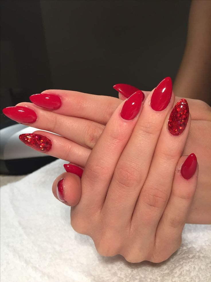 Red Nail Art Elegant, Light Red Nails, Glittery Red Nails, Red Nail Inspiration, Red Nails Christmas, Red Sparkle Nails, Red Pedicure, Red Nails Glitter, Christmas Gel Nails