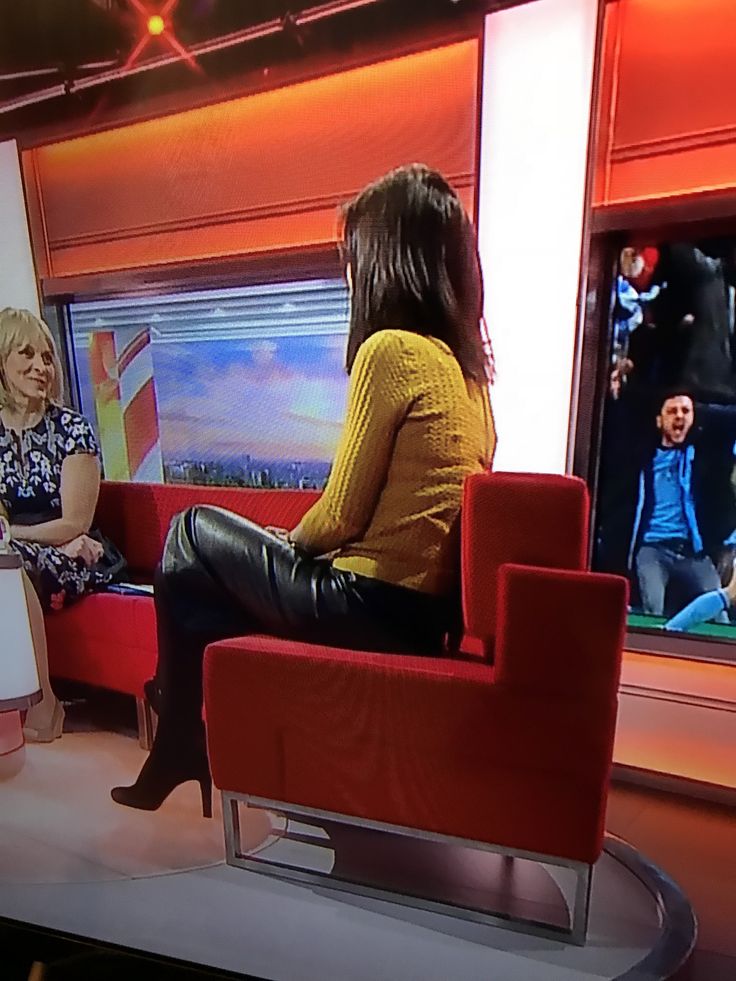 Louise Minchin, British Hong Kong, News Presenter, Mary Jane High Heels, The One Show, Bbc One, Leather Outfit, Leather Skirt, Tights