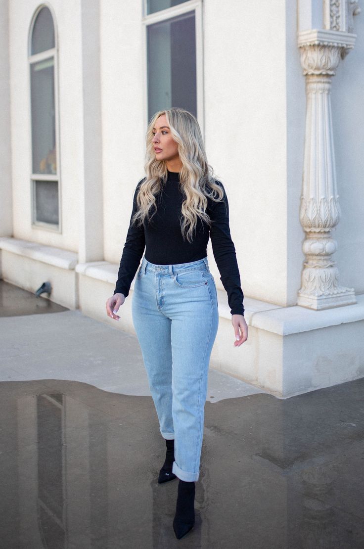 Straight Leg Jeans Outfits Evening, High Waisted Mom Jeans Outfits Winter, High Waisted Fall Outfits, Mid Size Straight Leg Jeans Outfits, Mom Straight Jeans Outfit, Light Wash Jeans Outfit Work, Mom Jeans Work Outfit, Black Stone Washed Jeans Outfit, Straight Mom Jeans Outfit