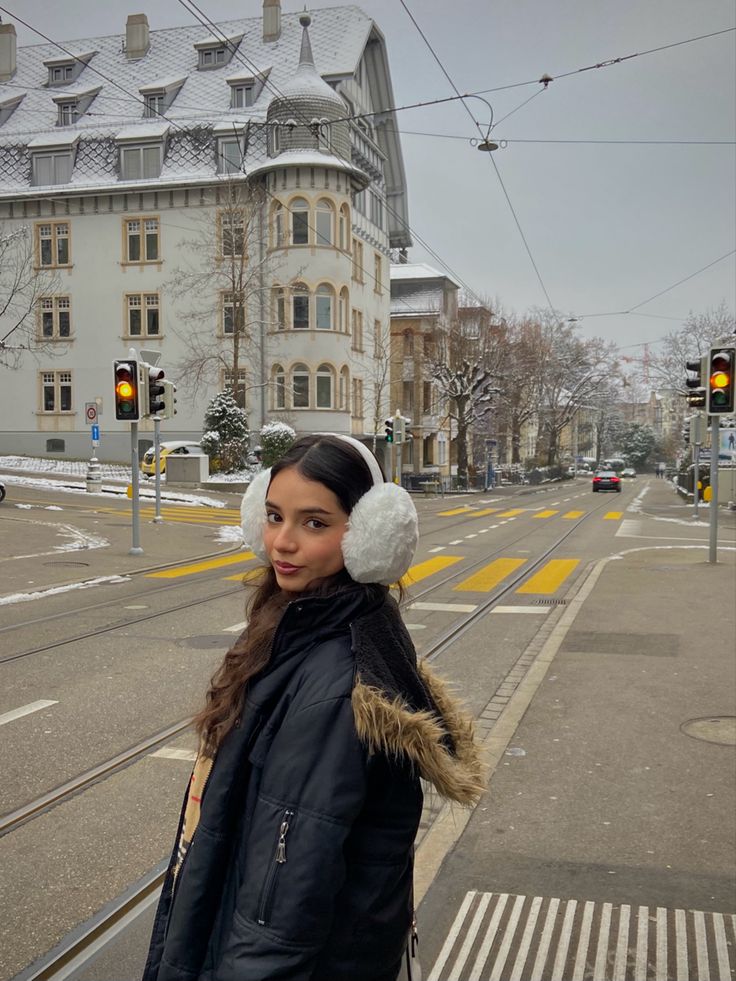 Switzerland Street Style, Black Earmuffs Outfit, White Earmuffs Outfit, Earmuffs Aesthetic, Ear Muffs Outfit, Switzerland Street, White Earmuffs, Europe Winter Fashion, Earmuffs Outfit