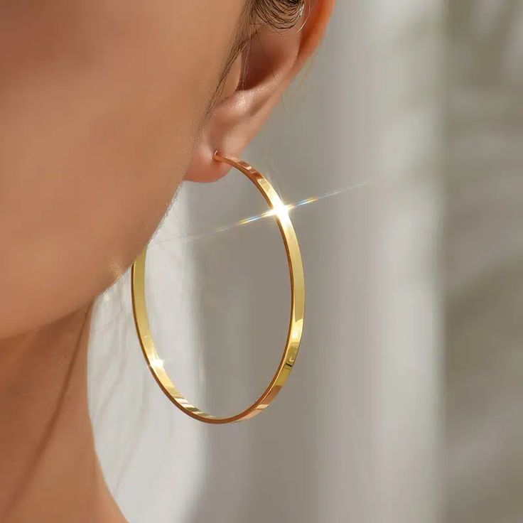 Gold Hoop Earrings Outfit, Flat Hoop Earrings, Latina Jewelry, Makeup Accesories, Vintage Drop Earrings, Red Heart Earrings, Contemporary Earrings, Golden Jewelry, Stud Jewelry