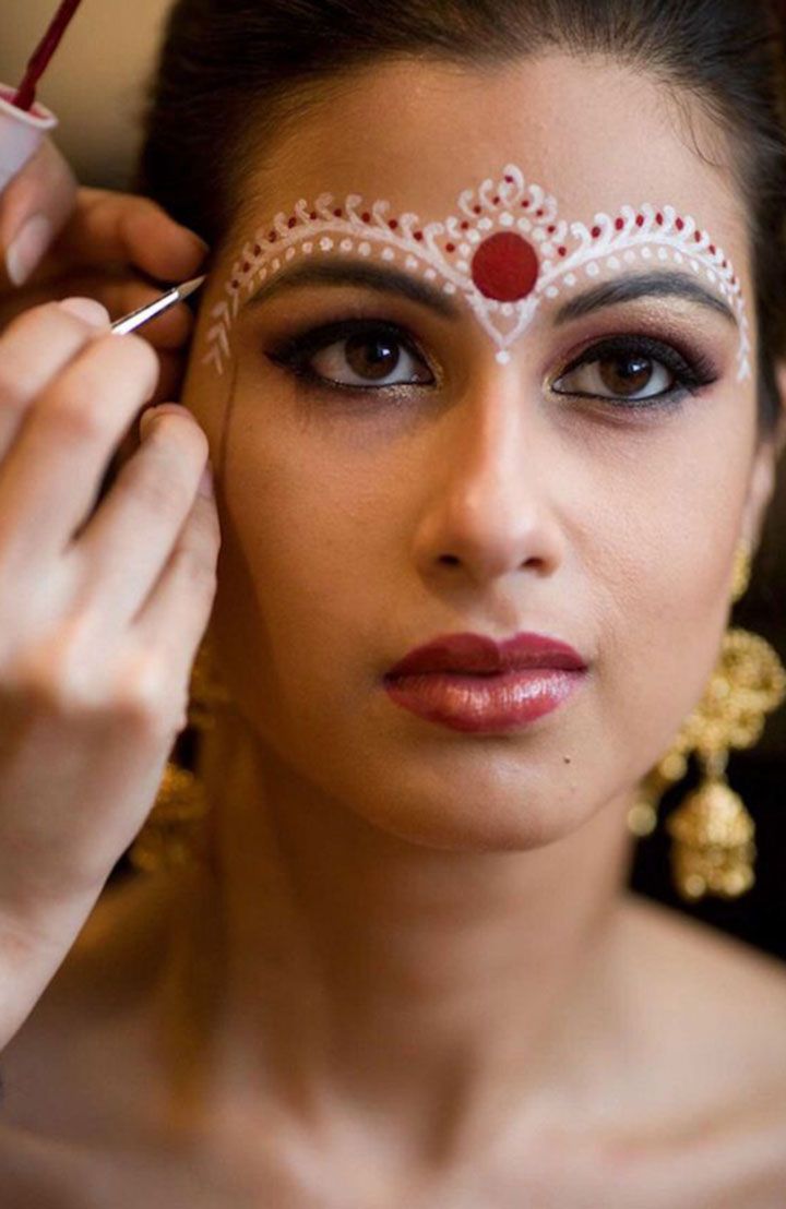 Bengali Bridal Bengali Makeup, Bindi Designs, Beautiful Wedding Makeup, Bridal Makeup Tutorial, Bengali Bridal Makeup, Makeup Tutorial Step By Step, Bengali Bride, Braut Make-up, Indian Makeup