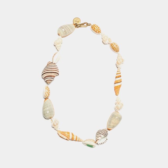 Necklace 2023, Yiqing Yin, Angel Accessories, Anklets Diy, Sea Shell Necklace, Shell Jewellery, 90s Jewelry, Puka Shell Necklace, Jewelry Editorial