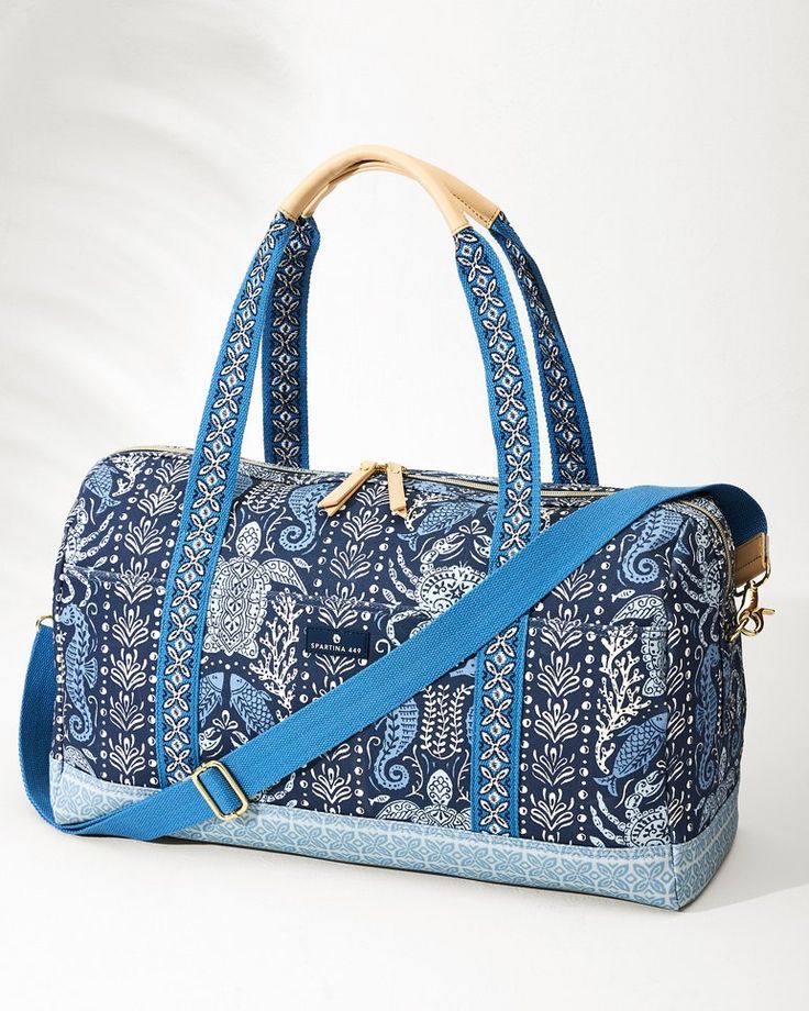 Got a getaway coming up? Thoughtfully designed to keep every belonging organized, this chic and spacious duffel bag, featuring a blue beach-inspired print, effortlessly suits your modern, nomadic lifestyle. Nomadic Lifestyle, Island Life Style, Men's Shoes Accessories, Easy Living, Gear Accessories, Beach Gear, Swimwear Beach, Duffel Bag Travel, Blue Beach