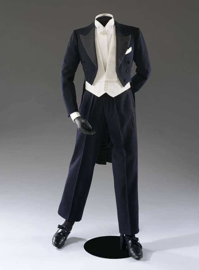 Tailcoat Mens Wedding, Old Style Suits For Men, Old Hollywood Suit, Hollywood Suits, Old Hollywood Prom, Old School Wedding, Anderson Sheppard, Black And White Suit, Black And White Tuxedo