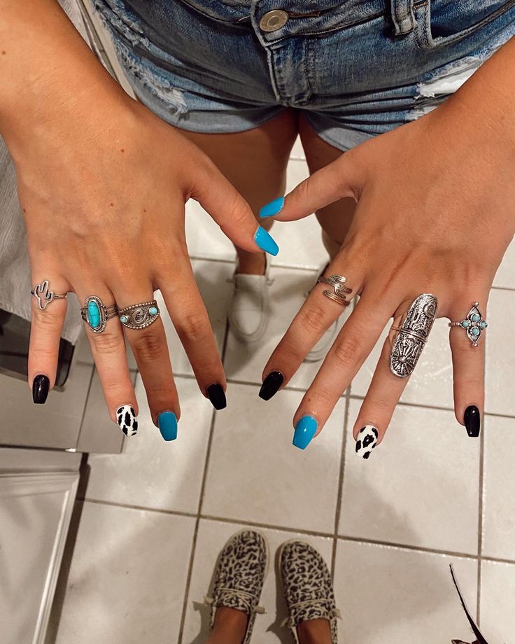 White Nails With Turquoise Design, Western Country Nail Ideas, Light Blue Western Nails, T On Nails, Country Nails Ideas, Teal Country Nails, Black And Turquoise Nails Western, Country Nails Short, Western Nail Inspo Short