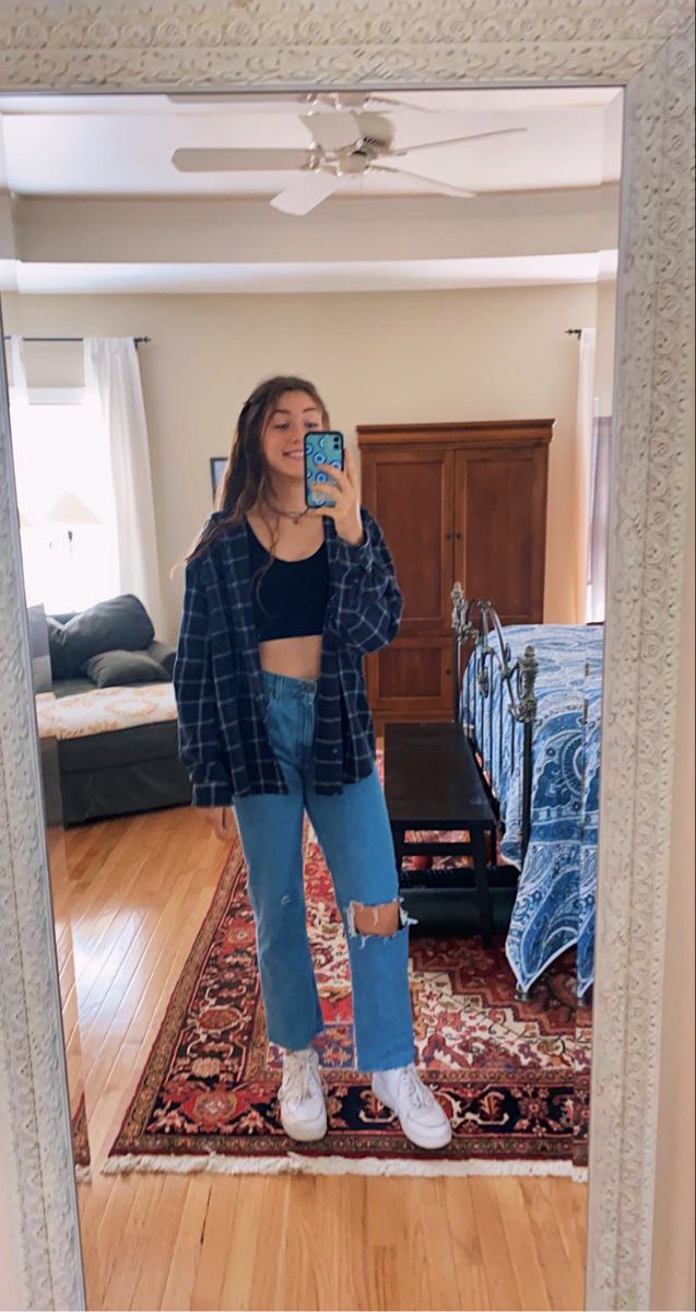 Blue Jeans Ideas Outfit, Flannel With Crop Top Outfits, Black Tanktop Ootd, Crop Top And Flannel Outfits, Blue And Black Flannel Outfit, Flannel Crop Top Outfit, Dark Blue Flannel Outfits, Flannel Outfits With Jeans, Navy Blue Flannel Outfits