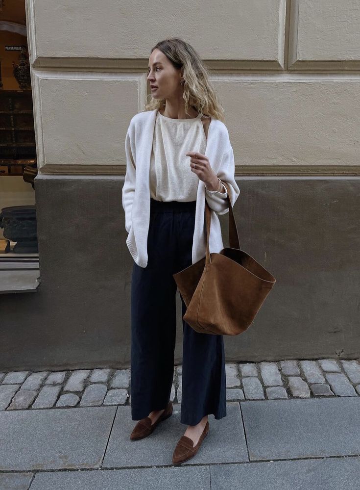 Loafers With Dress, Brown Loafers Outfit Women, Loafer Outfits Women, Loafers Outfit Women, Anouk Yve, Meeting Outfit, Street Style Fall Winter, Suede Outfit, Loafers Outfit