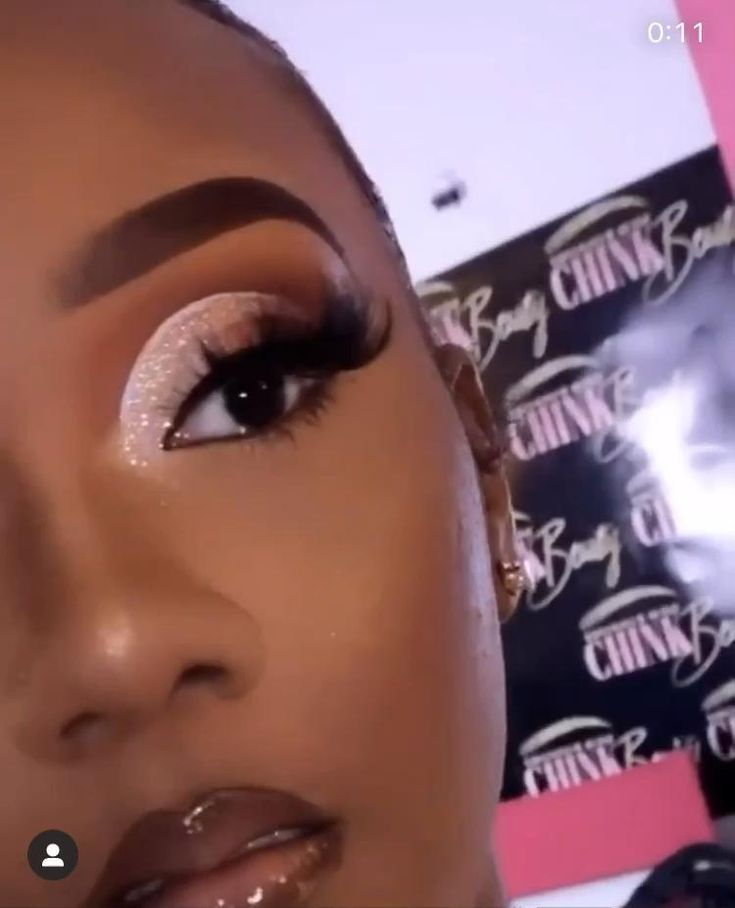 Baby Shower Makeup Looks, Baby Shower Makeup Ideas, Baby Shower Makeup, Makeup Looks Prom, Shower Makeup, Maquillage Yeux Cut Crease, Video Birthday, Birthday Makeup Looks, Face Beat Makeup