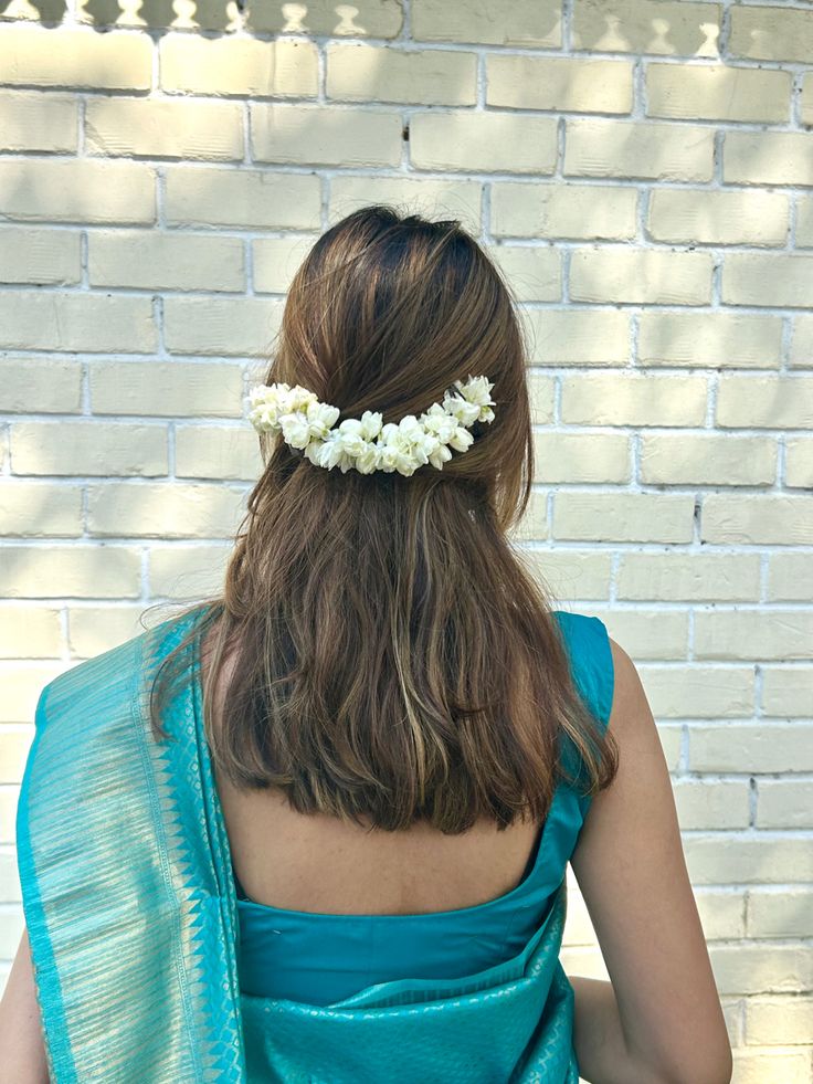 Indian Gajra Hairstyles, Saree With Flower In Hair, Short Hair With Saree Indian Fashion, Hairstyle For Kerala Saree Look, South Indian Saree Style, Hairstyles For South Indian Look, Short Hair Saree Look For Wedding, Ash Brown Balayage Indian Hair, Indian Look Hairstyles