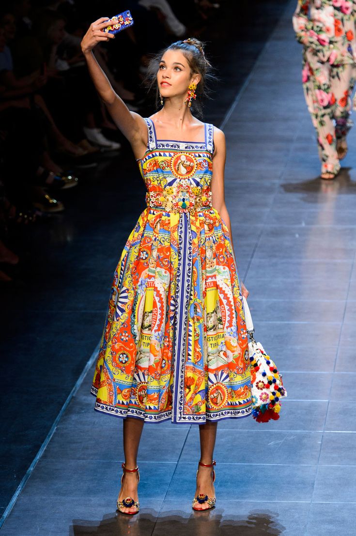 Dolce And Gabbana Summer Dress, Dolce Gabbana Outfits Women, Dolce And Gabbana Outfit, Dolce And Gabbana Dresses, Dolce And Gabbana Summer, Dolce And Gabbana Clothes, Dolce And Gabbana Dress, Spring Dress Trends, Dolce And Gabbana Runway