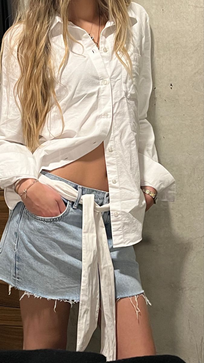 Button Down Outfit, Denim Skirt Outfits, Outfit Inspired, Miniskirt Outfits, Jean Mini Skirts, White Button Down Shirt, White Button Down, Skirt Outfit, Curled Hairstyles