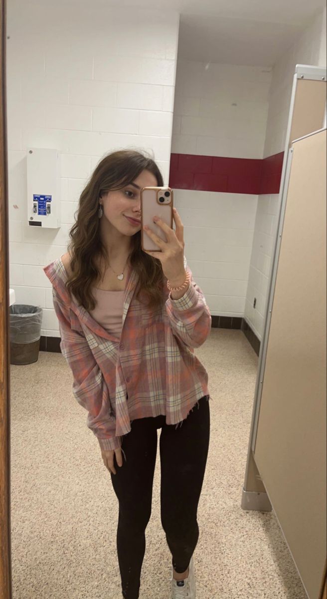 Flannel Hairstyles, Leggings And Flannel Outfit, School Mirror Selfie, Pink Flannel Outfit, Pink Fashion Aesthetic, Flannel And Leggings, Outfits With Flares, Mirror Selfie Outfit, Flannel Outfits Fall