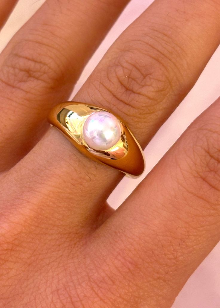 Stainless steel, 18k gold plated ring Gold chunky ring with single pearl Big Pearl Ring, Gold Chunky Ring, Pearl Jewlery, Thick Gold Band, Single Pearl, Chunky Ring, Pearl And Diamond Ring, Gold Pendant Jewelry, Big Pearl