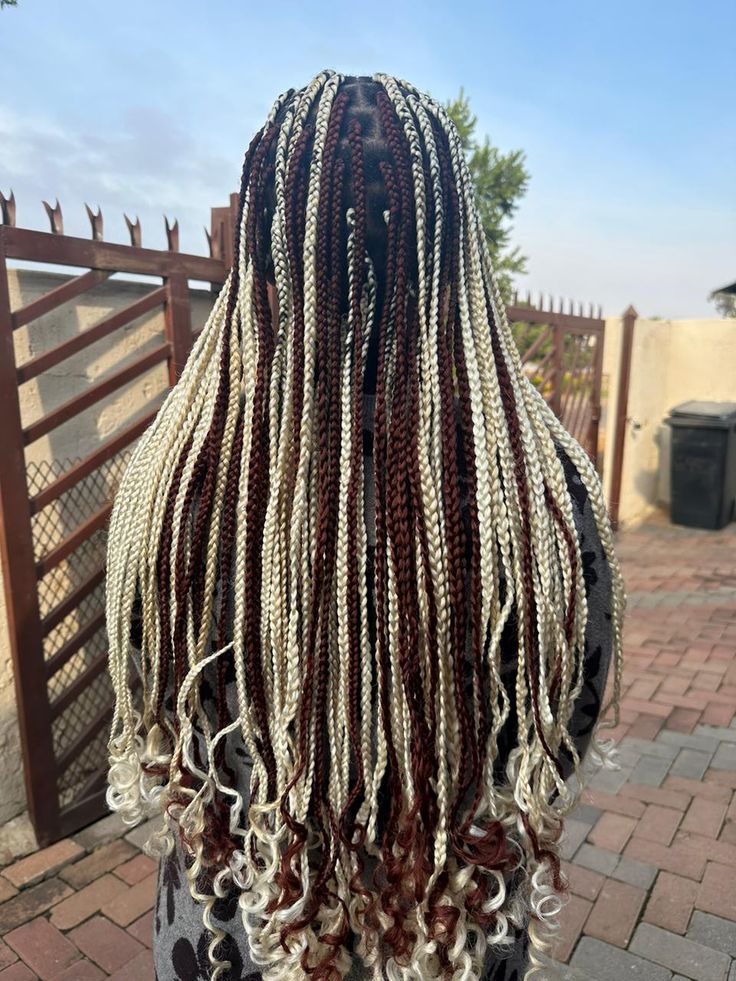 Chunky Highlights Box Braids, Braided Hairstyles Brown And Blonde, Dark Brown And Blonde Box Braids, Brown And White Knotless Braids, Brown And White Peekaboo Braids, Blonde And Brown Hair Braids, Chunky Highlights Braids, Blonde And Brown Hair Color Braids, Goddess Braids Color Combo