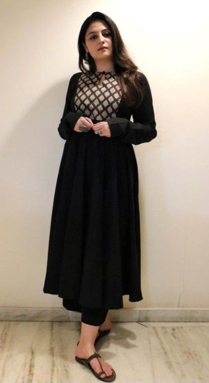 Black Dress Indian Simple, Black Kurti Ideas, Black Kurthi Models Latest, Simple Black Kurti Designs, Black Churidar Designs, Black Kurta Designs Women, Black Kurti Outfit, Black Georgette Kurti, Black Kurti Design