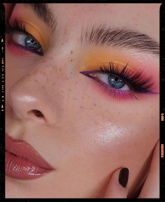 Cute Colorful Eyeshadow Looks, Makeup Colorful Eyeshadow, Makeup Yellow Eyeshadow, Yellow Make Up Looks, Pink Yellow Eye Makeup, Eyeshadow Pink Looks, Two Color Eyeshadow Looks, Colorful Eyeshadow Makeup, Eyeshadow Looks Color