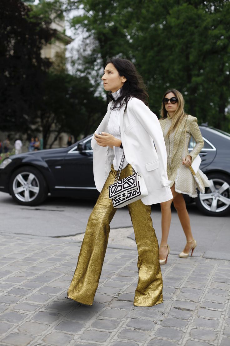 Gold Flare Pants Outfit, Golden Pants Outfit, Gold Bag Outfit, Gold Pants Outfit, Metallic Pants Outfit, Golden Pants, Gold Pants, Metallic Pants, White Outfit