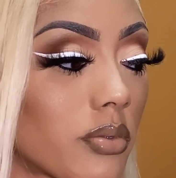 Brown Eyeshadow With White Eyeliner, White Eyeliner Makeup Black Women, Gold And White Makeup Looks, White Eyeliner Makeup Looks Black Women, White Liner Makeup Looks Black Women, White Waterline Eyeliner Black Women, White Eyeshadow Looks Black Women, White Makeup Looks Black Women, White Under Eyeliner