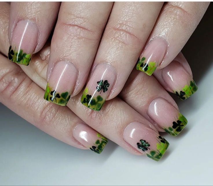 Green clover nails st. Pat Four Leaf Clover Nail Design, Capsulated Nails, Clover Nails, My New Haircut, Green Clover, Face Makeup Tips, Nail Design Ideas, Clover Green, New Haircuts