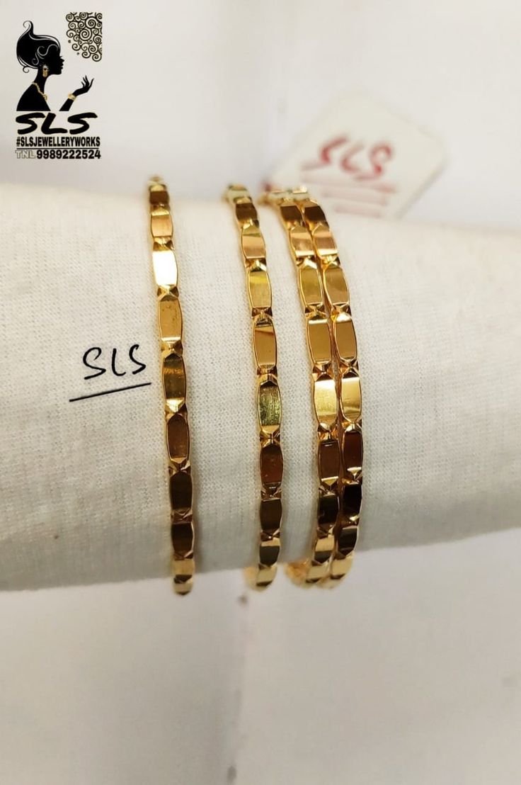 Simple Gold Bangle, Plain Gold Bangles, Fashion Jewelry Necklaces Gold, Kada Bangles, Antique Gold Earrings, Bangle Box, Gold Jewelry Outfits, Gold Bangles For Women, New Gold Jewellery Designs