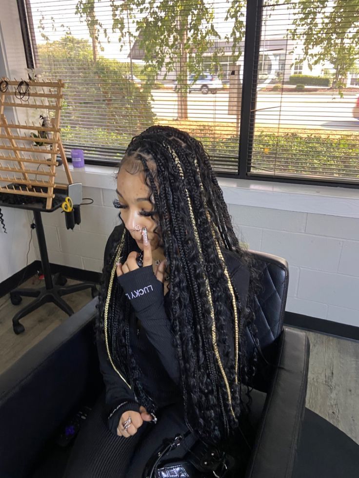 Bohemian Braids Peekaboo, Cute Long Braided Hairstyles, Box Braids Baddie, Blonde And Black Boho Knotless Braids, Goddess Peekaboo Braids, Boho Braids Peekaboo, Full Boho Knotless Braids, Color Boho Knotless Braids, Different Braiding Styles For Black Hair