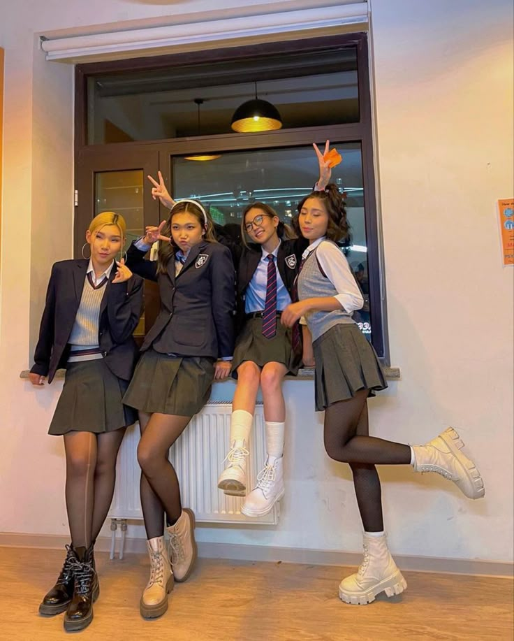 Private High School Aesthetic, British School Uniform, Private School Uniforms, British High School, Boarding School Aesthetic, Luxury Palace, Romanticising School, Uniform Outfits, All Girls School