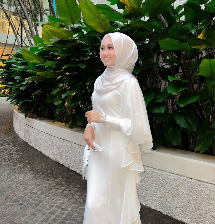 Kurung Kaftan, Kaftan Outfit, Muslim Gown, Elegant Fashion Outfits, Forever Alone, Muslimah Style, Nikah Dress, Muslim Fashion Hijab, Dream Wedding Ideas Dresses