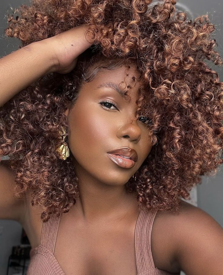 Brown Hair Dark Skin, Balayage Hair Copper, Dyed Curly Hair, Highlights Curly Hair, Honey Brown Hair, Ginger Hair Color, Hairstyle Inspo, Spring Hair Color, Colored Curly Hair