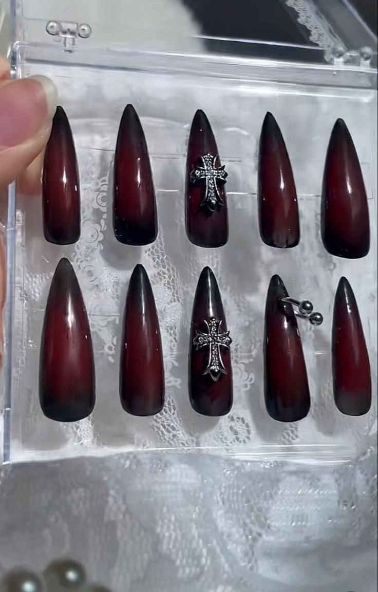 Vamp Nails Acrylic, Silento Nails Ideas, Red Vampy Nails, Black Red Aura Nails, Ruby Gloom Nails, Trad Goth Nails, Nail Inspo Red And Black, Black And Red Aura Nails, Mugler Nails