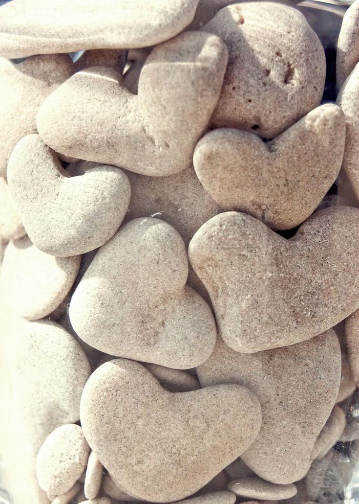 heart shaped rocks are arranged in a pile